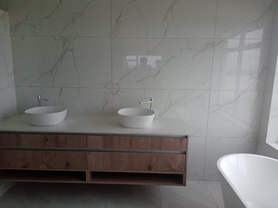 4 Bedroom Property for Sale in Wavecrest Eastern Cape